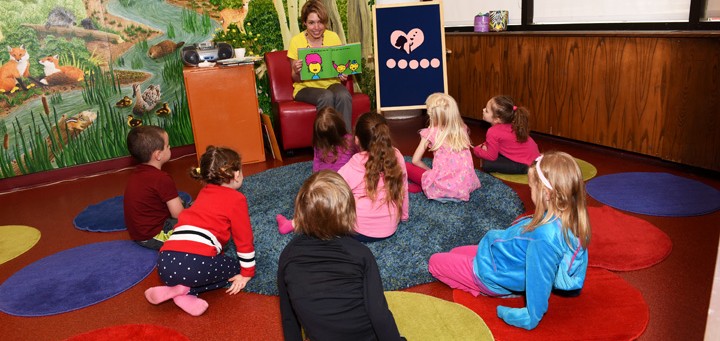 librarian reading to kids