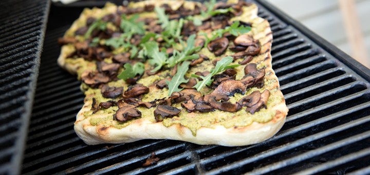 Grilled Pizza with Pesto, Mushrooms and Arugula