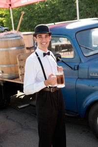 Man holding a beer mug