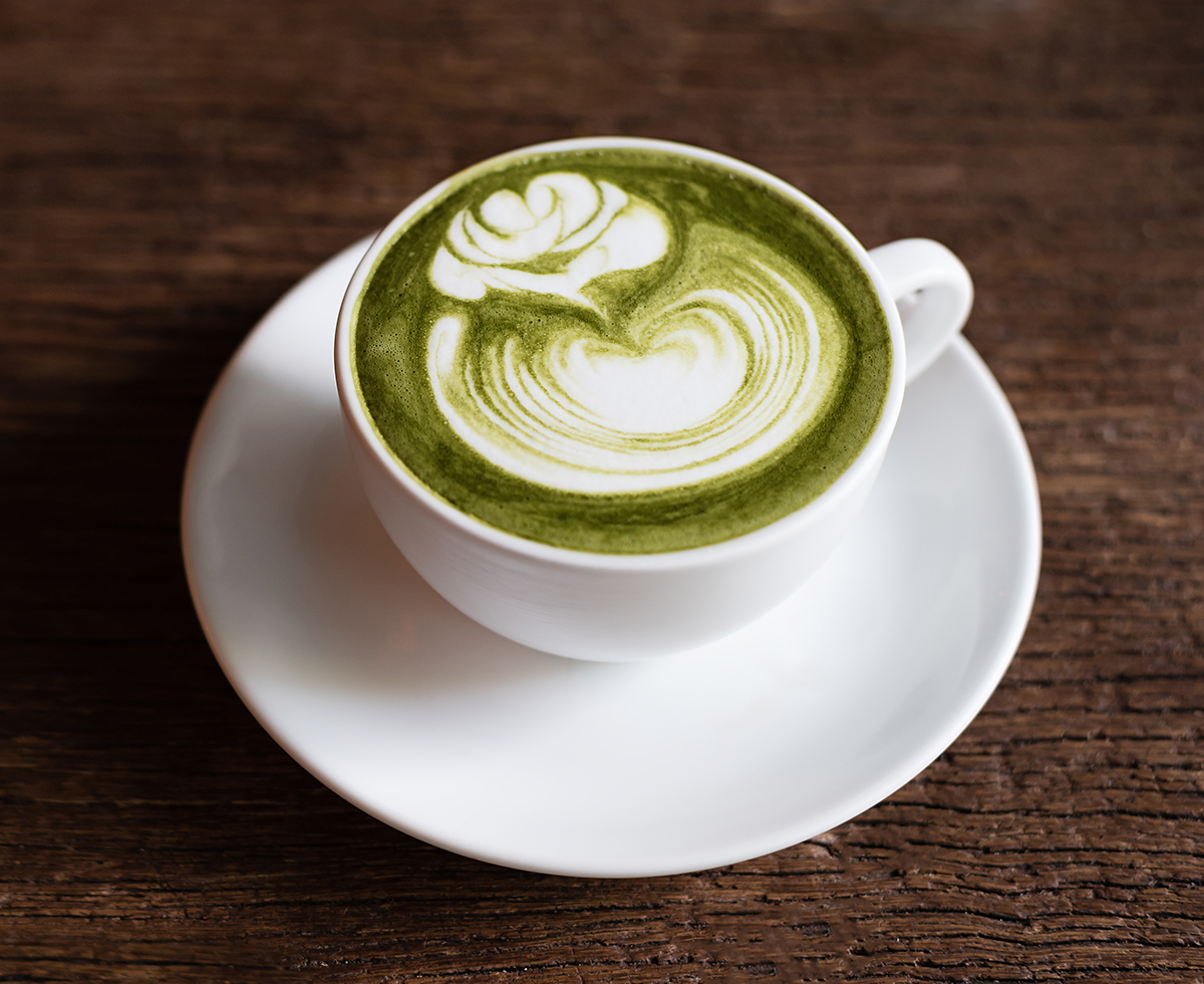 matcha green tea latte with latte art in rose pattern T8N